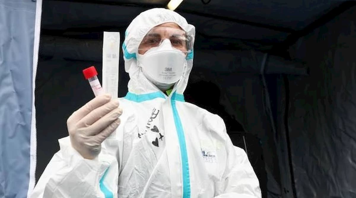 Coronavirus, a Bologna il tampone si fa in auto: uno ogni 5 minuti. Modello Corea del Sud