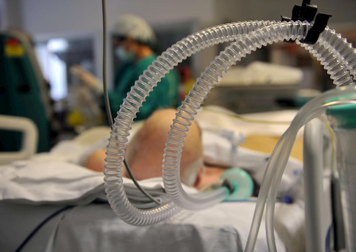 Coronavirus, in terapia intensiva a 23 anni. Il padre: "Forse lo abbiamo fatto ricoverare tardi"