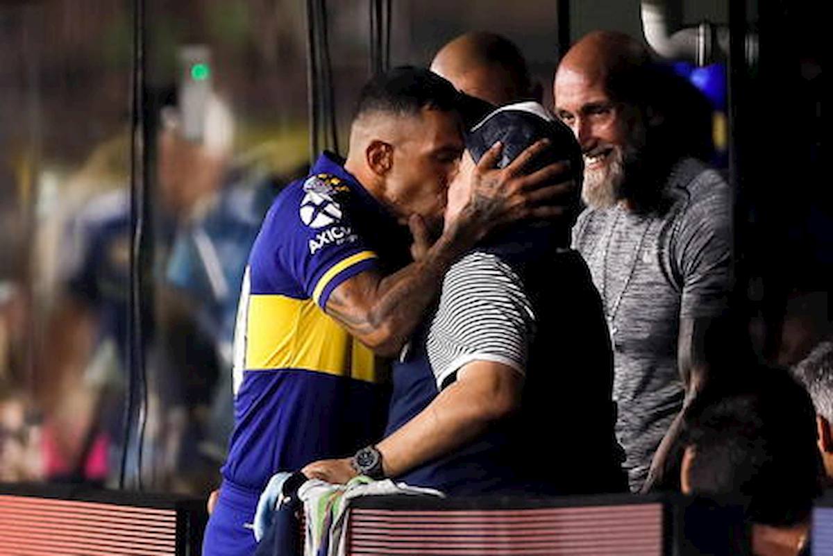 coronavirus! Tevez bacia Maradona dopo lo scudetto del Boca