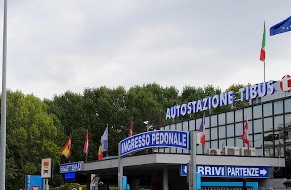 Coronavirus, dopo Milano Roma: assalto ai pullman in fuga verso il Sud. Nessun controllo