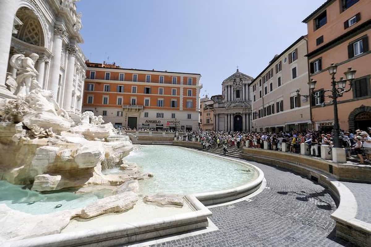 Coronavirus, a Roma chiudono Fontana di Trevi e Fori Imperiali. Off limits anche San Pietro