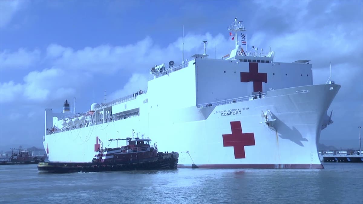 Coronavirus, due navi-ospedali a New York e sul Pacifico. Trump ora è in guerra