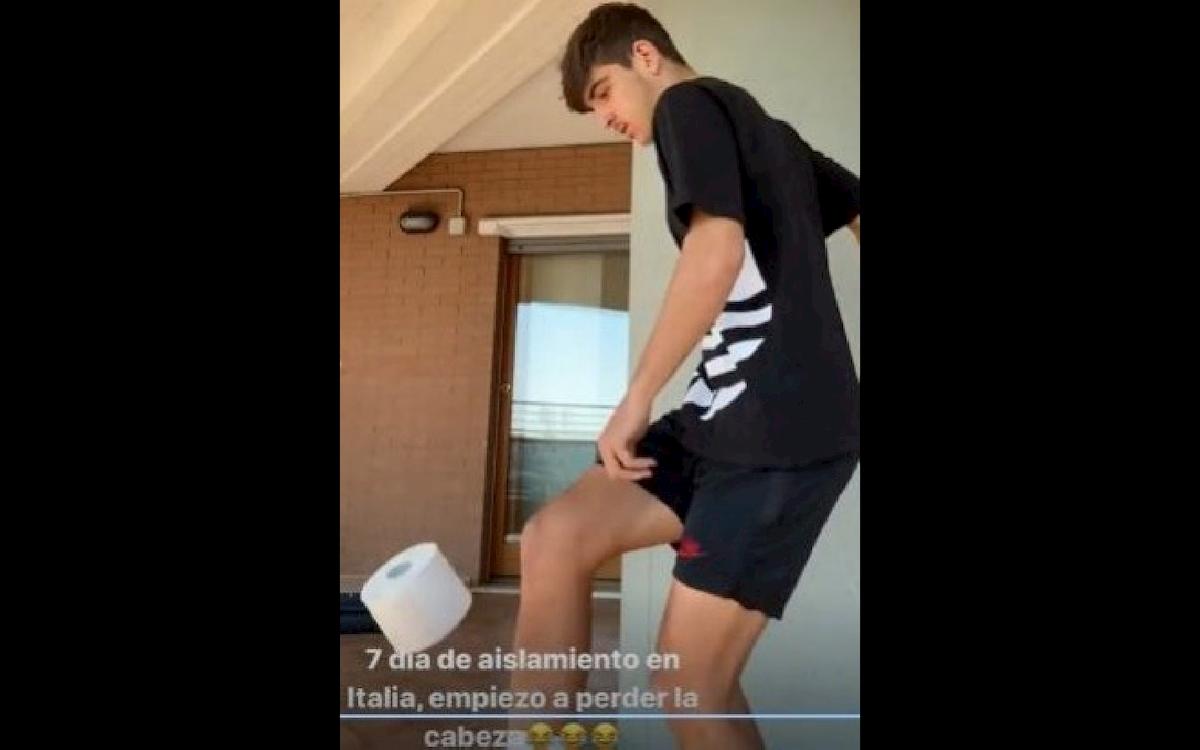 Coronavirus, Villar si allena in casa palleggiando con la carta igienica