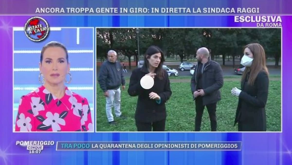 Coronavirus, Virginia Raggi rimprovera la gente nei parchi in diretta a Pomeriggio 5