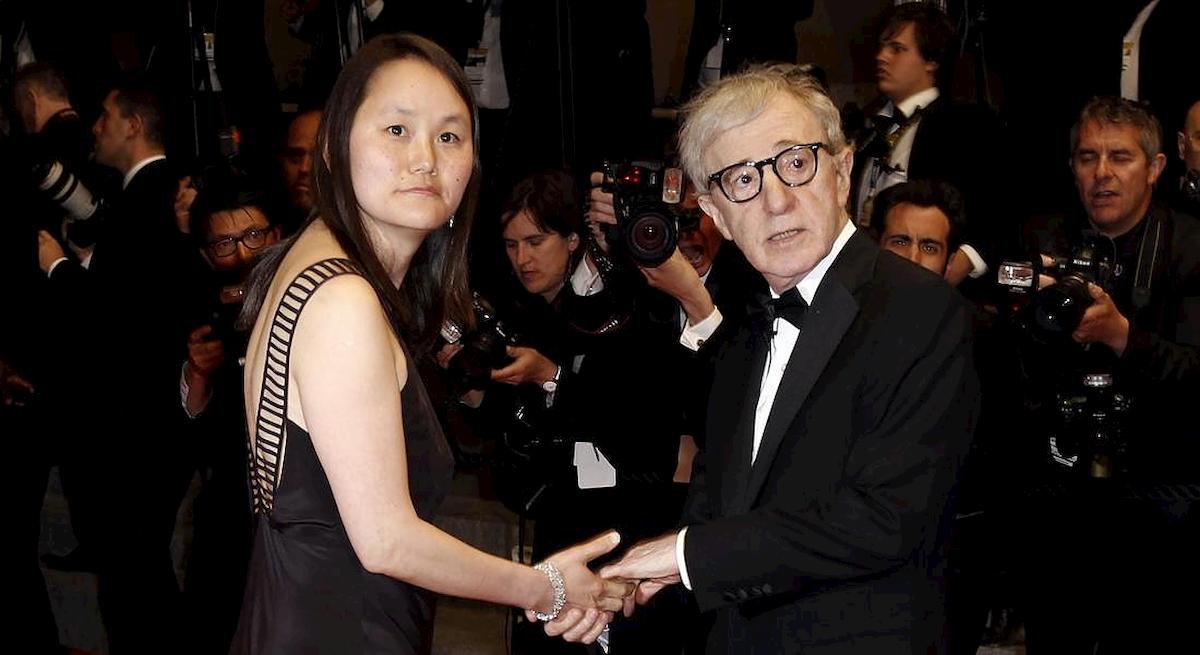 Woody Allen, nel suo libro la storia d'amore con la figlia adottiva di Mia Farrow