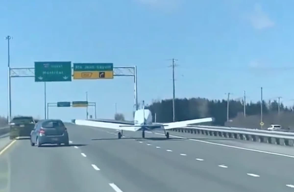 Aereo effettua un atterraggio d'emergenza in autostrada VIDEO