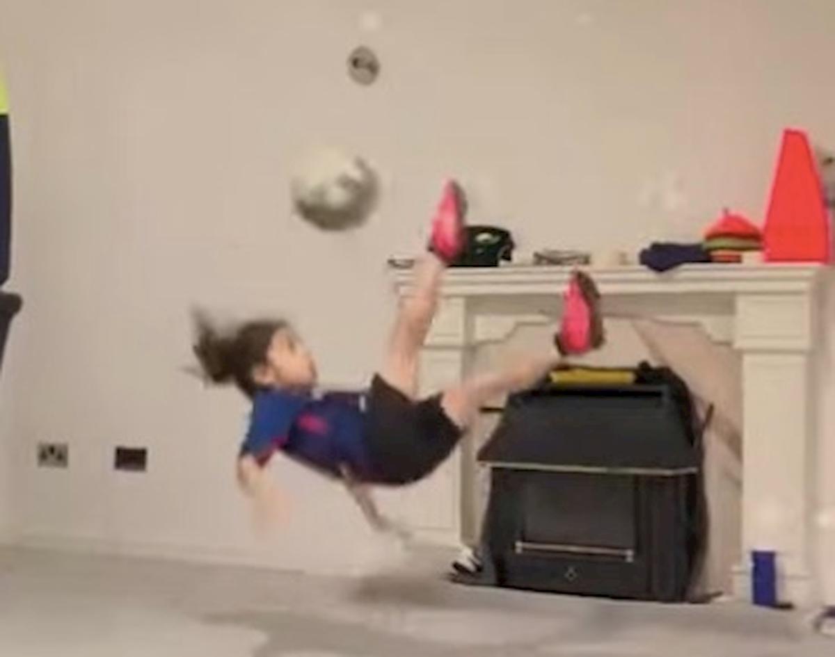 Arat Hosseini, la rovesciata del baby fenomeno che ha incantato Messi VIDEO