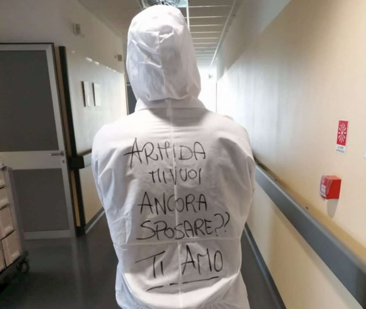 La proposta di matrimonio sulla tuta dell'infermiere: "Mi vuoi ancora sposare?"