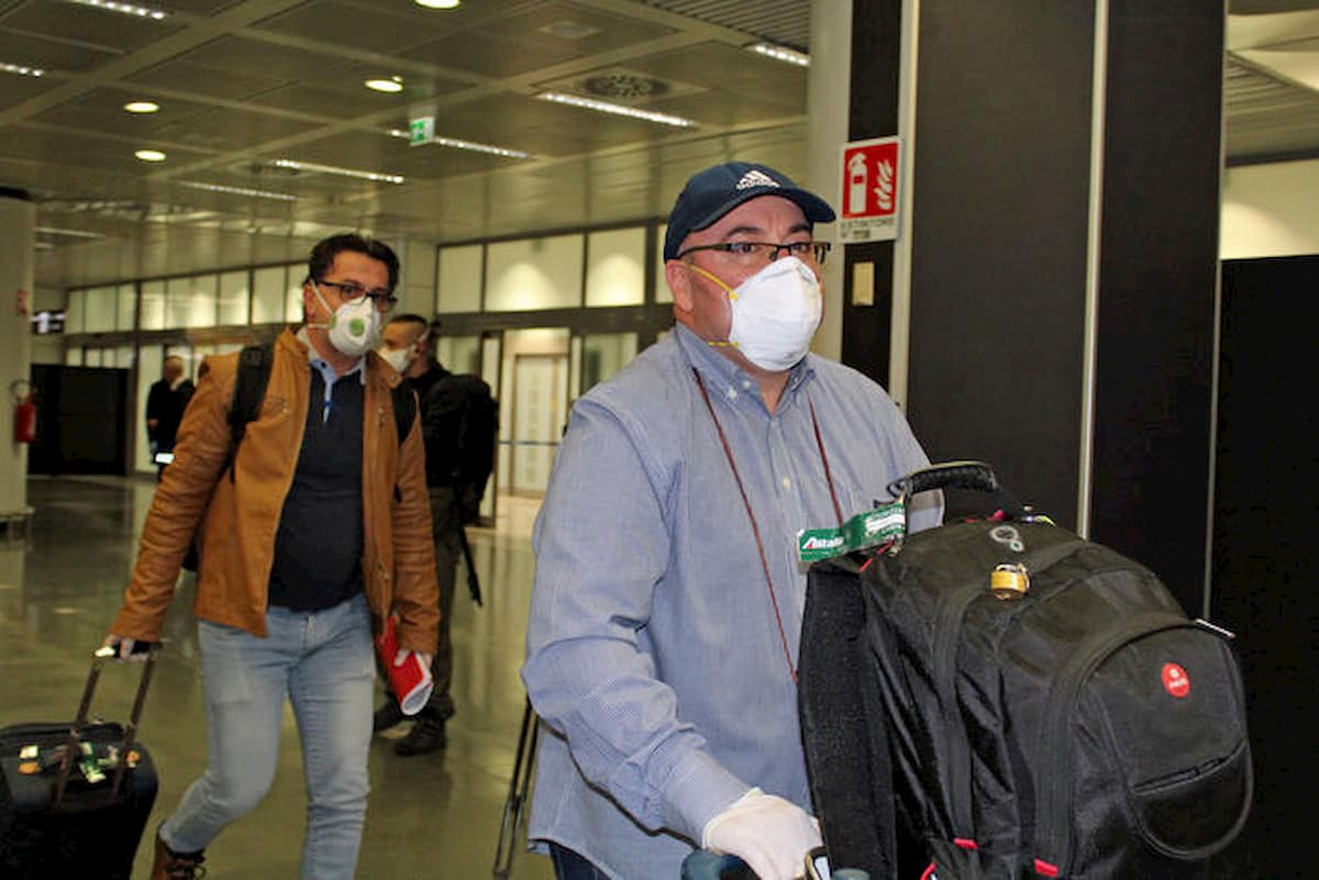 Coronavirus, aerei alla Ue: "Ai passeggeri voucher anziché rimborsi"