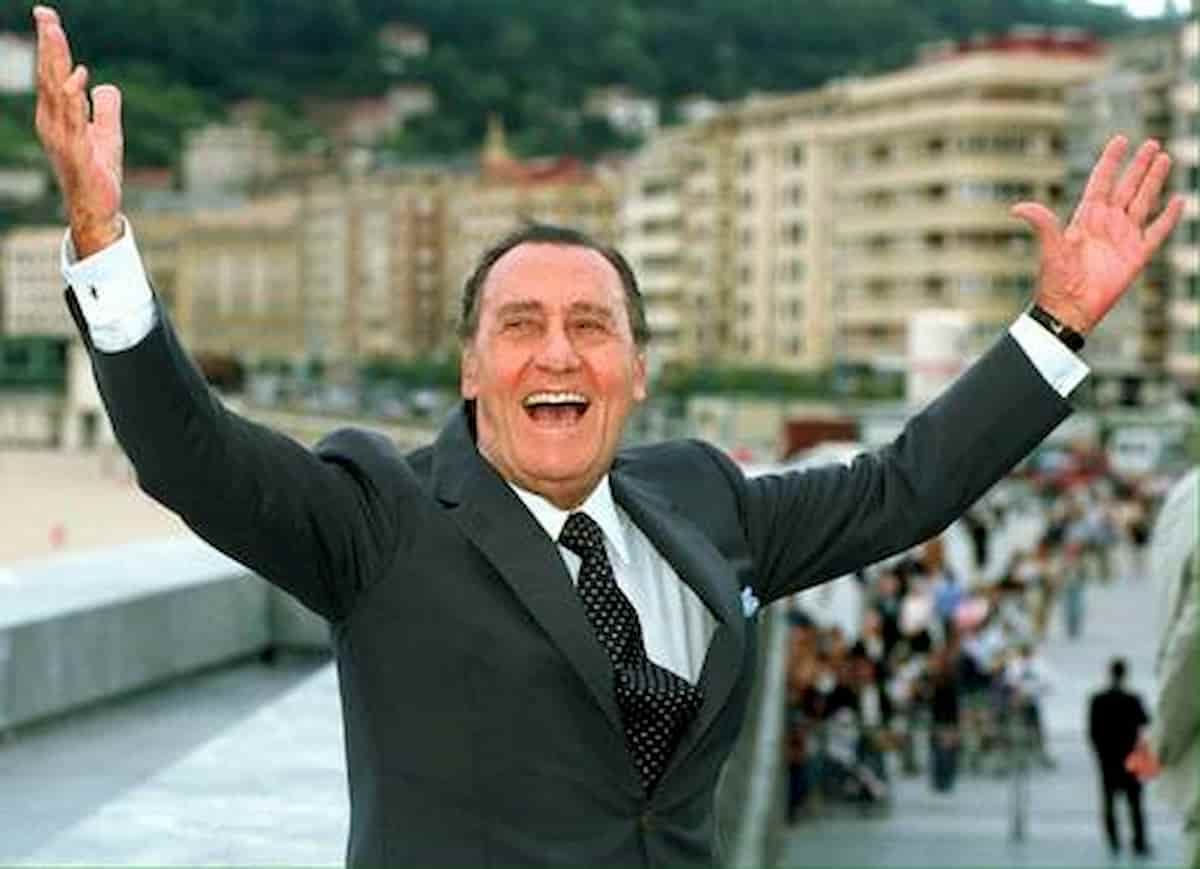 Coronavirus, Giuseppe Conte come Alberto Sordi: una ripartenza piccola piccola