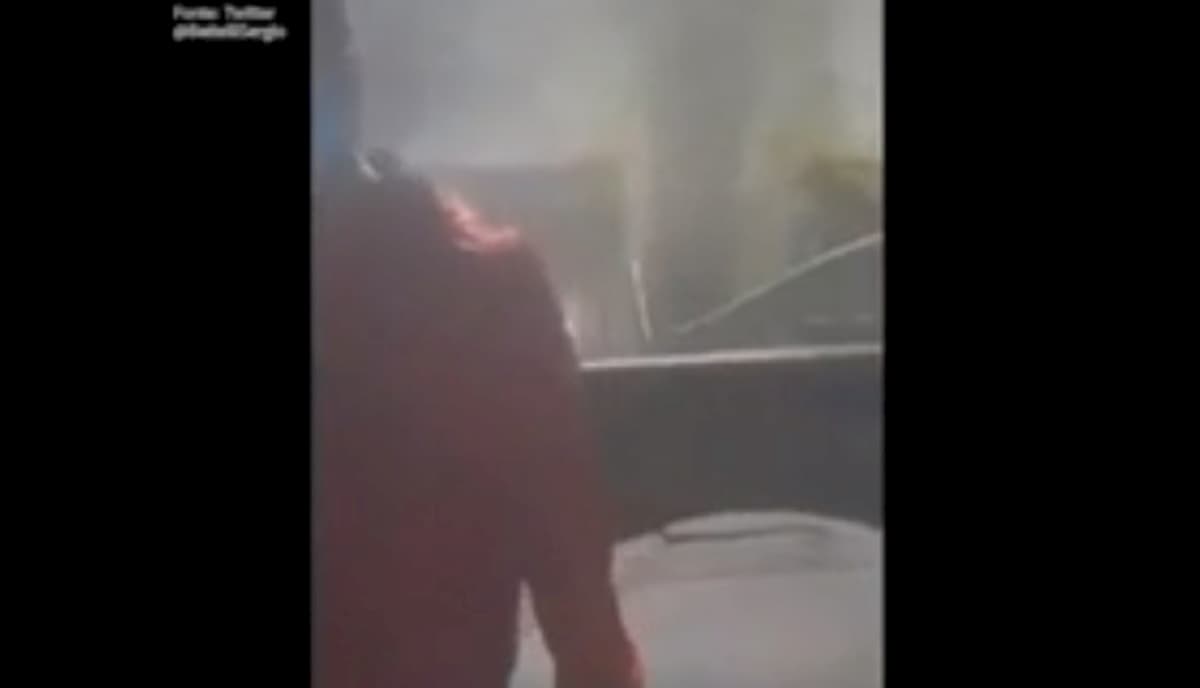 Albiano Magra, crolla ponte sul fiume. Testimoni: "C'è odore di gas" VIDEO