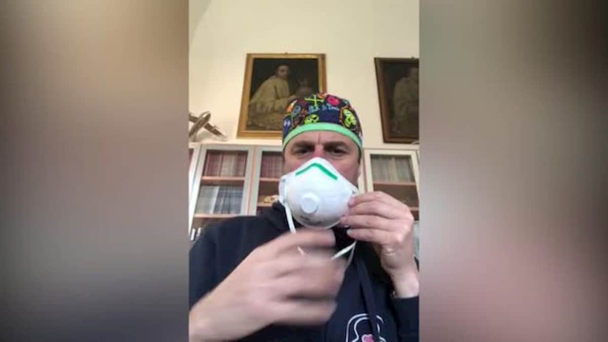 Coronavirus Mascherina chirurgica: se ne metti due, al dritto e al rovescio, proteggi l'altro e te stesso