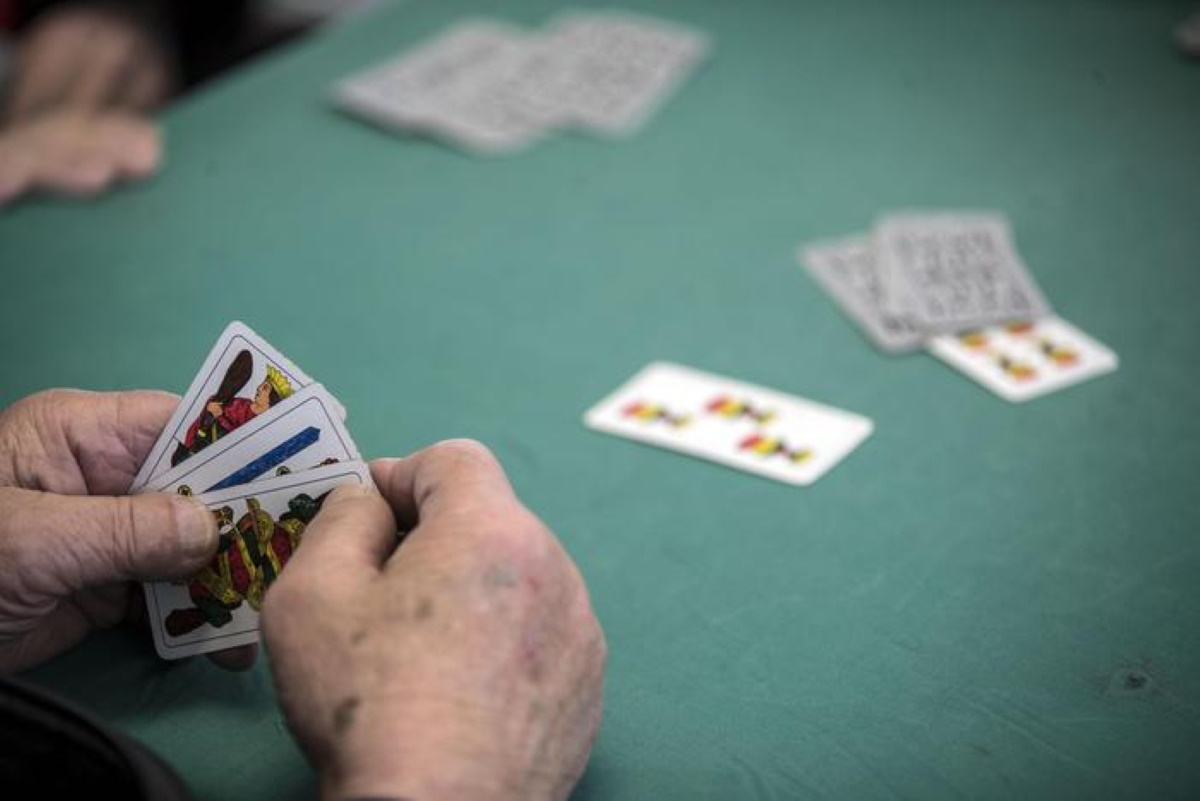Coronavirus anziani giocano a briscola: scoperti per le bestemmie