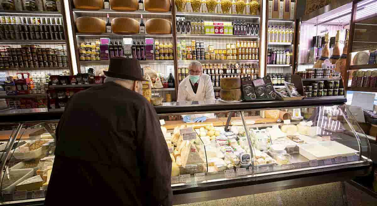 Coronavirus. Età 70 anni: fuori casa 10,30-18.00. Negozi 11 maggio, bar il 18. Non si viaggia tra Regioni