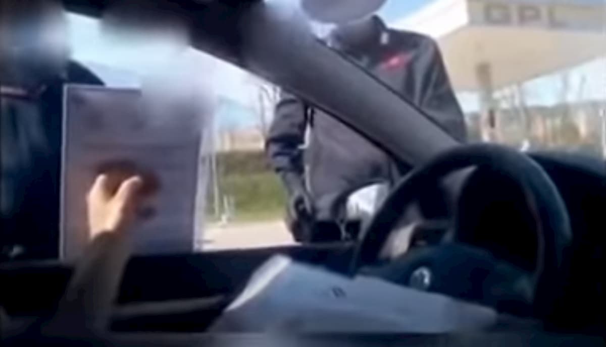 Fermati dai carabinieri si giustificano: "Non rispondiamo alle leggi italiane". Denunciati e auto sequestrata
