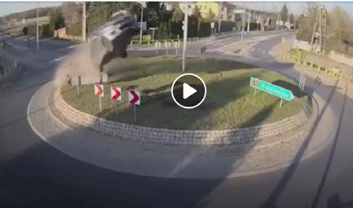 auto contro rotatoria in polonia