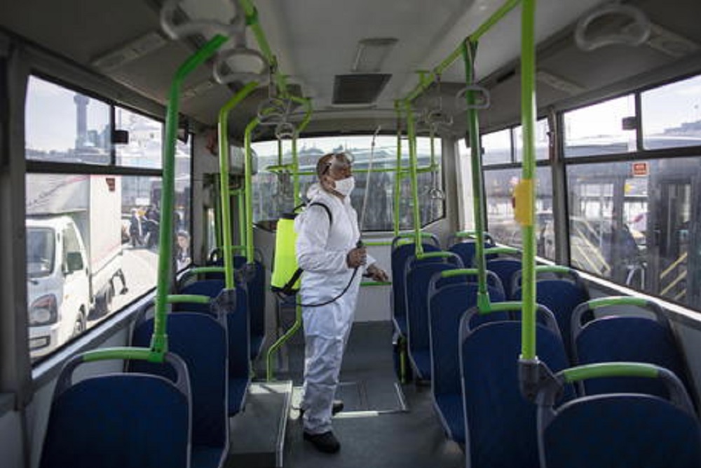 Fase 2 trasporti e distanze: in aereo almeno un metro. Su bus e metro solo seduti