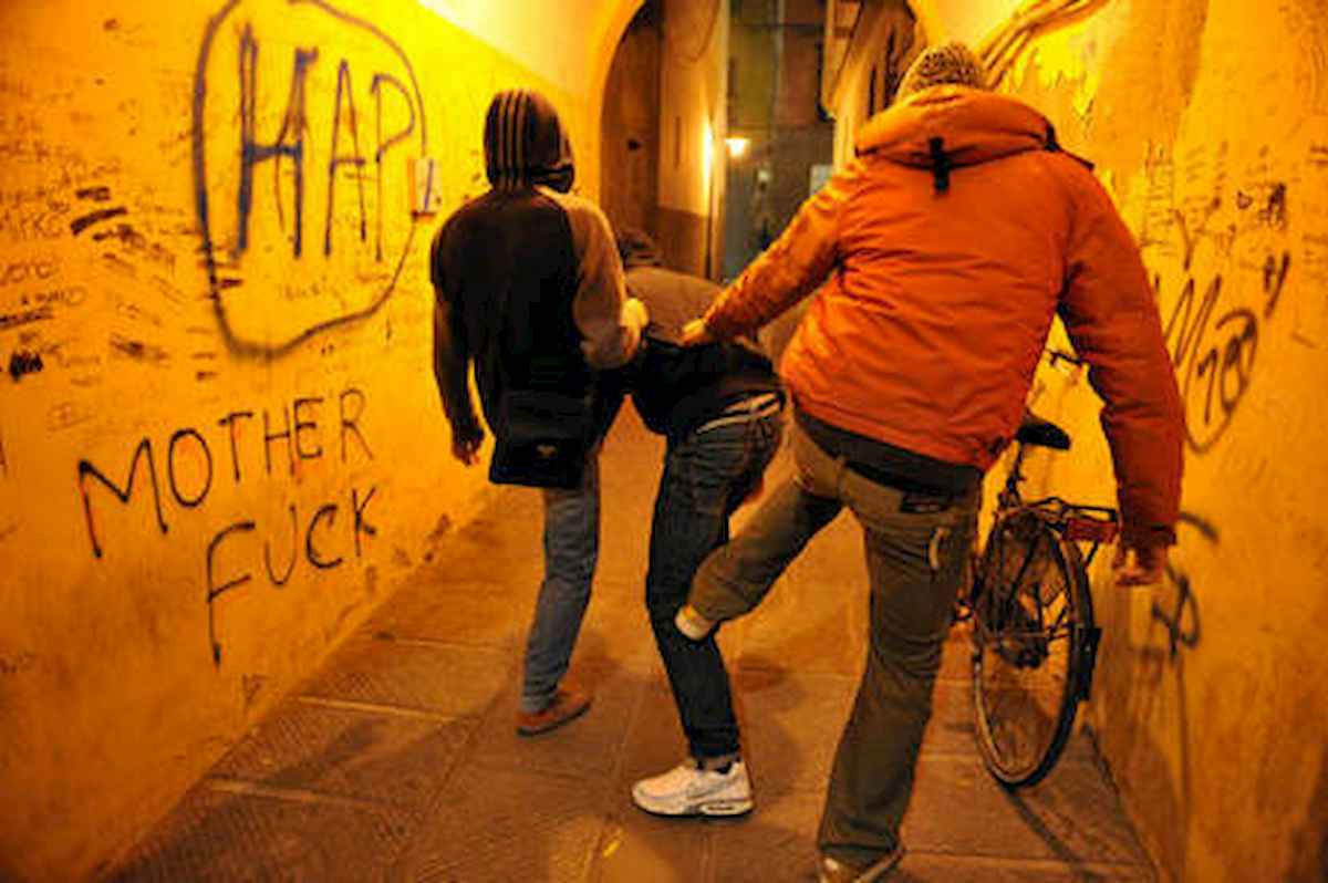 Ravenna, aggrediscono e rapinano volontario che consegnava farmaci. Tre ragazzini arrestati