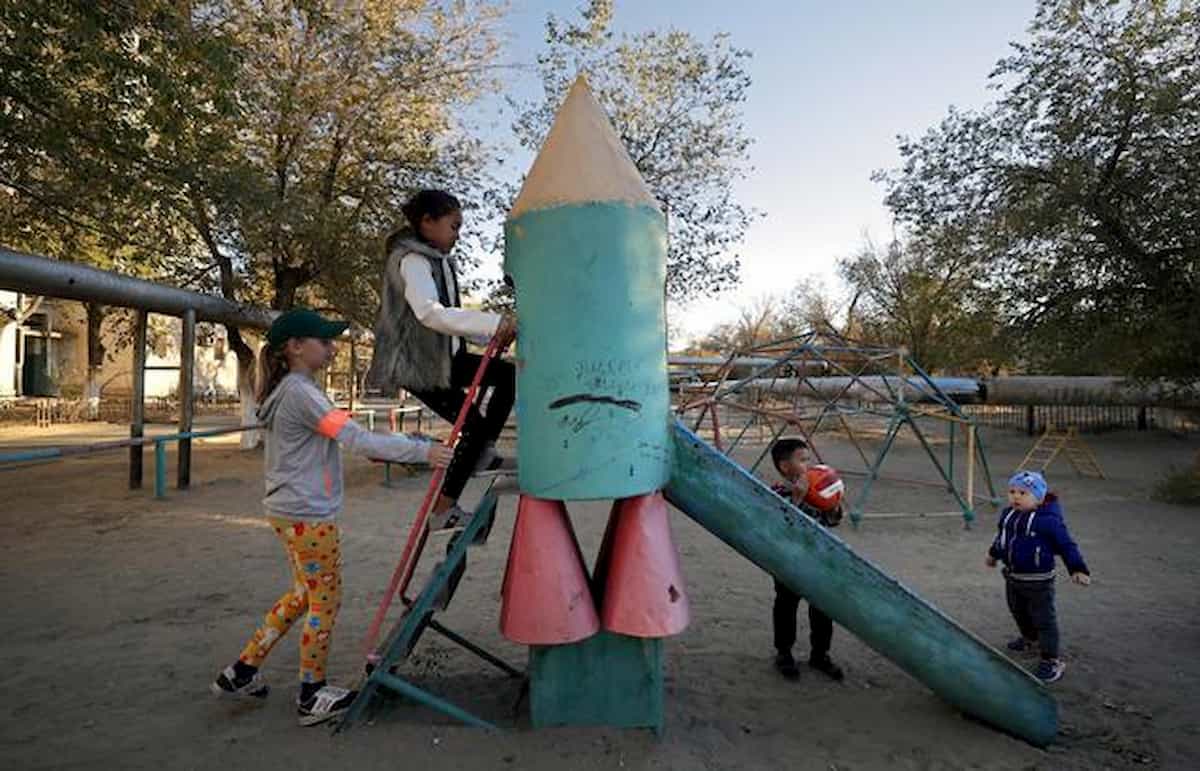Roma, bambini e genitori nel giardino condominiale. Residenti chiamano i vigili urbani