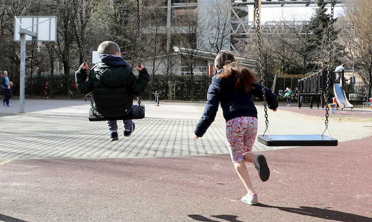 Coronavirus, Brusaferro (Iss): "L'attività dei bambini all'aperto un rischio per i nonni"