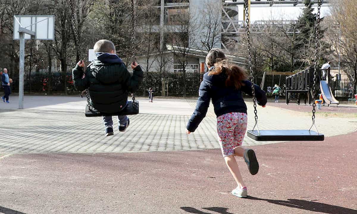 Fase 2 per i bambini: dalla riapertura dei parchi alle uscite con la mascherina
