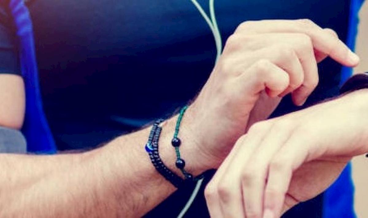Coronavirus, ecco il braccialetto che segnala la distanza di sicurezza per evitare il contagio