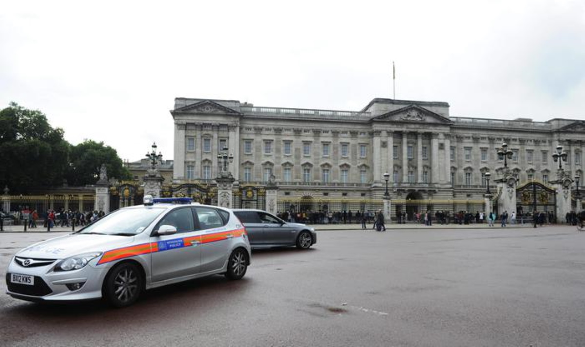 Coronavirus coppia lo fa nel parco davanti a Buckingham Palace
