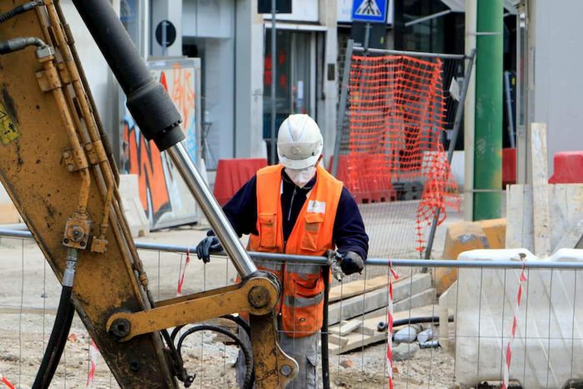 Fabbriche e uffici, ecco le regole della fase 2: certificati, mascherine, spazi, orari