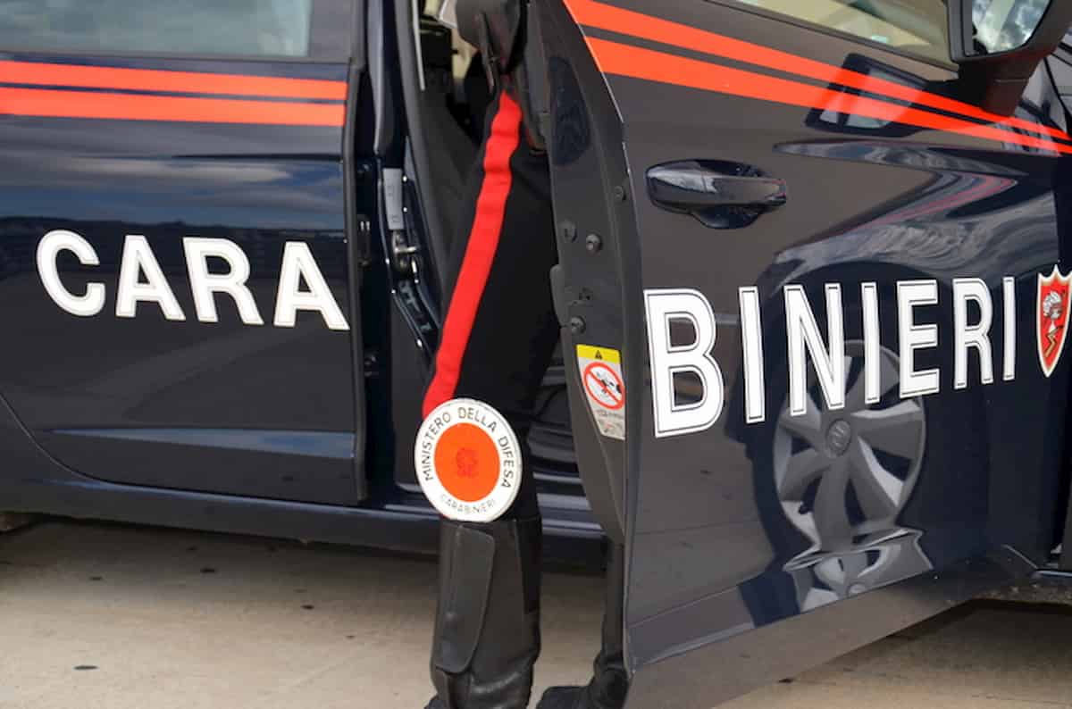 Sasso Marconi (Bologna): ladri tentano di investire carabiniere, che spara alla loro auto in fuga