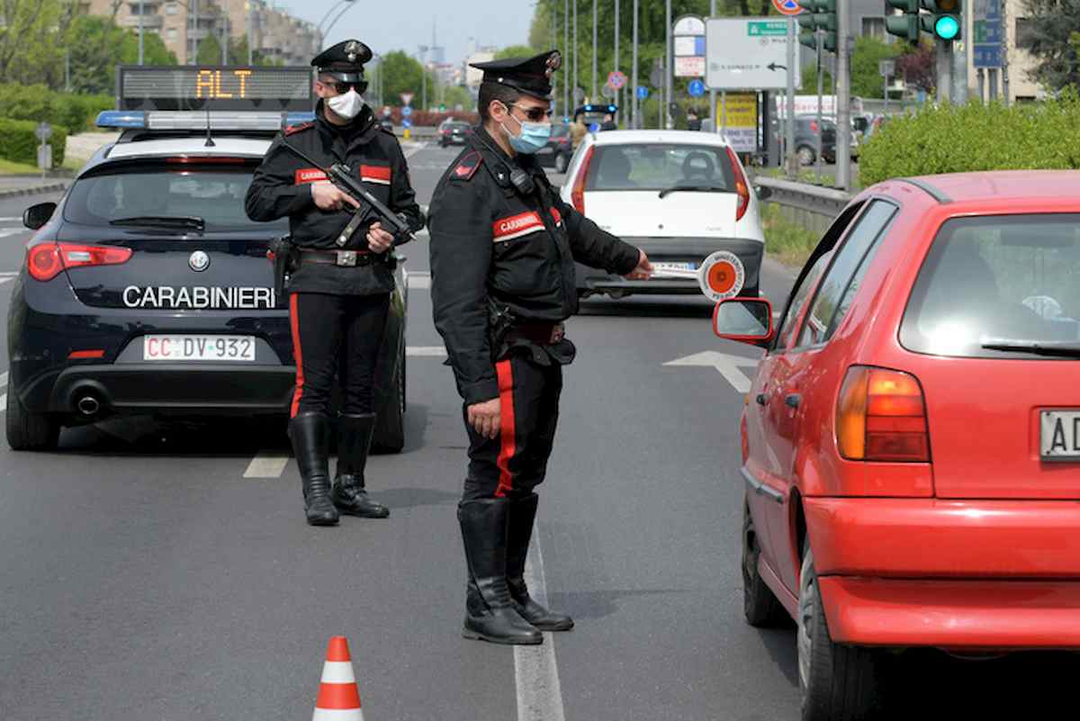 Coronavirus, la partenza "intelligente": lui alla guida, la moglie nel bagagliaio per sfuggire ai controlli