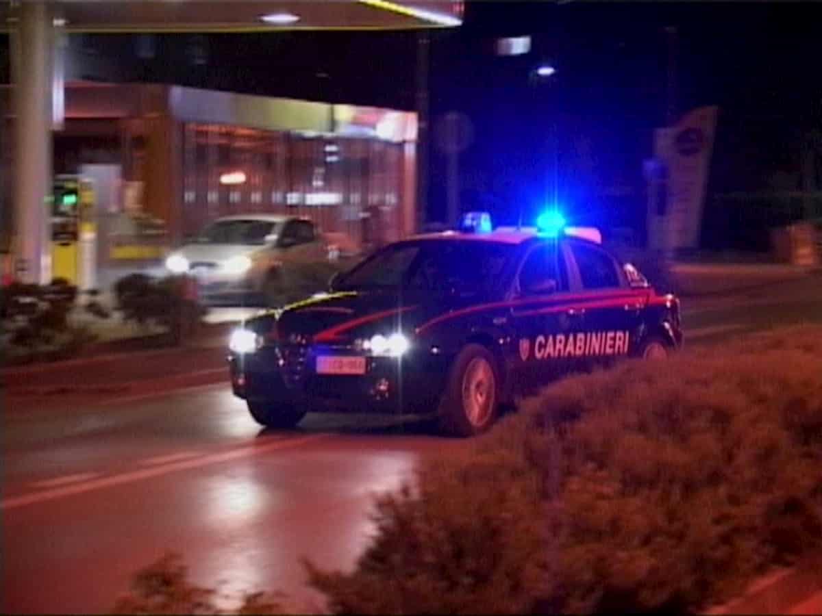 Coronavirus Botricello: non si ferma all'alt dei carabinieri, che lo inseguono e gli sparano al polpaccio