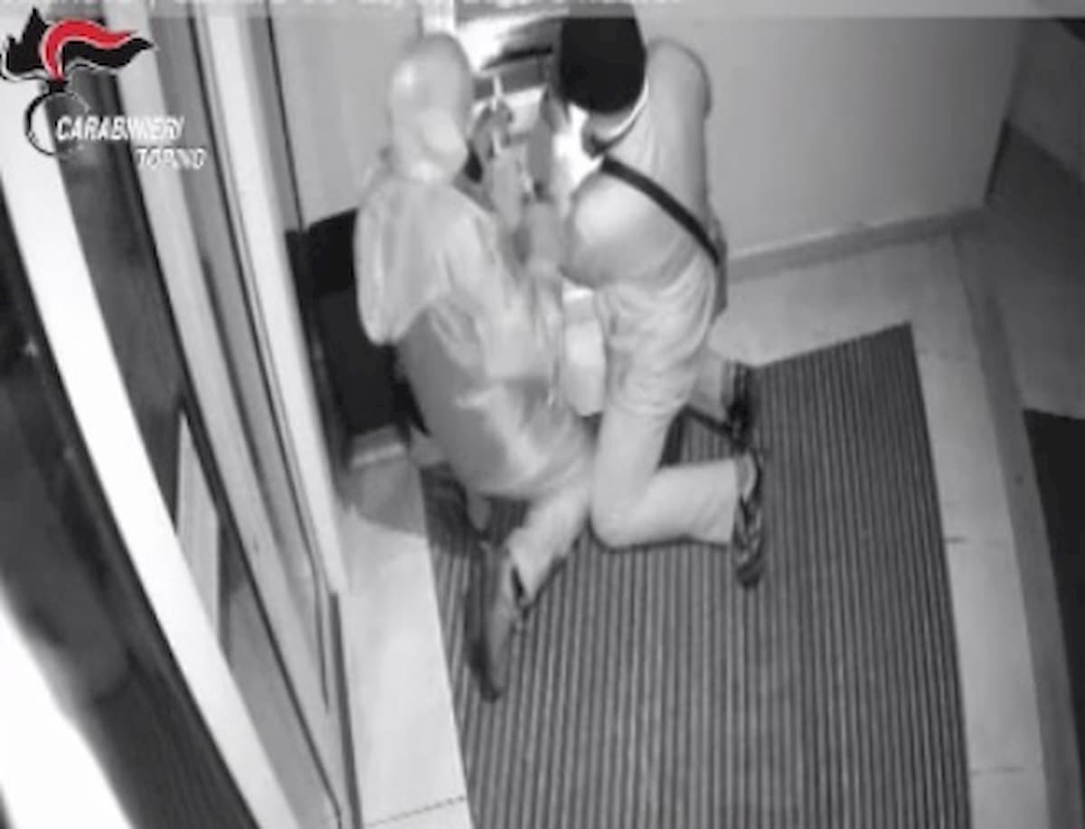 Torino, presi i "nonni rapinatori": assaltavano i bancomat con la tecnica della marmotta