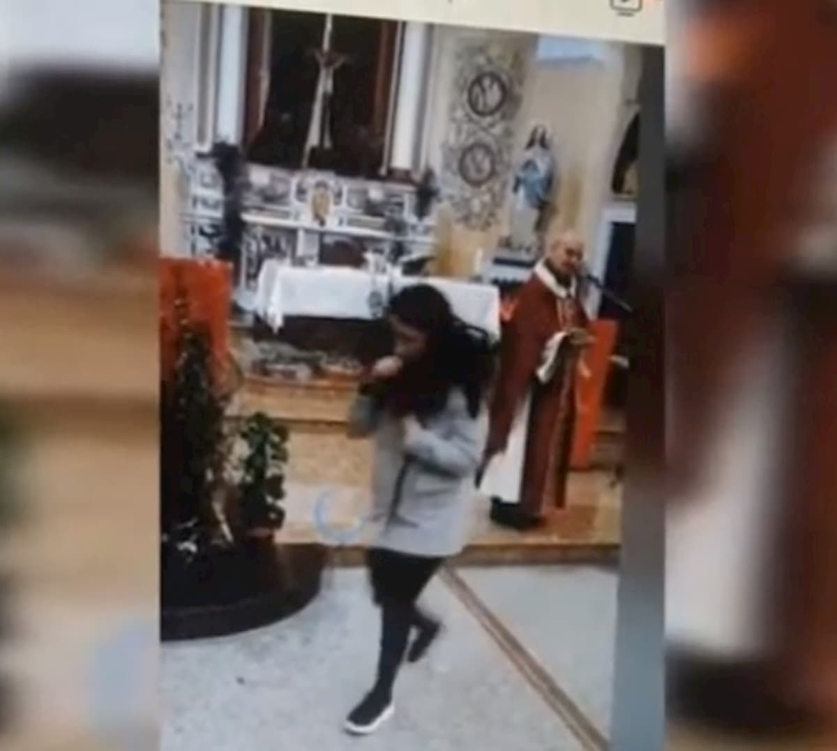 Coronavirus, a Filadelfia chiesa gremita per la messa della domenica delle palme VIDEO