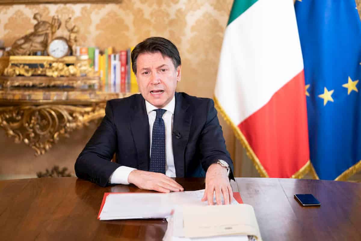Giuseppe Conte vizio (brutto) di annunciare. Italiani, vizio di invocare la regola, per aggirarla