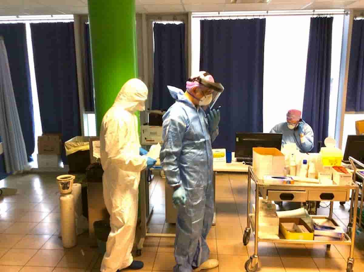 Bufale: Coronavirus nei testicoli, nel mare, pioggia, aria, acqua... Ma non nella app