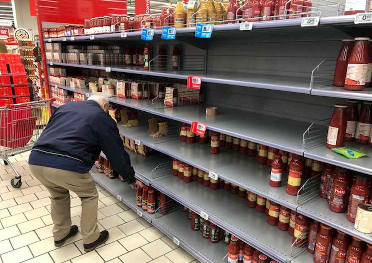 coronavirus anziano fa spesa ansa