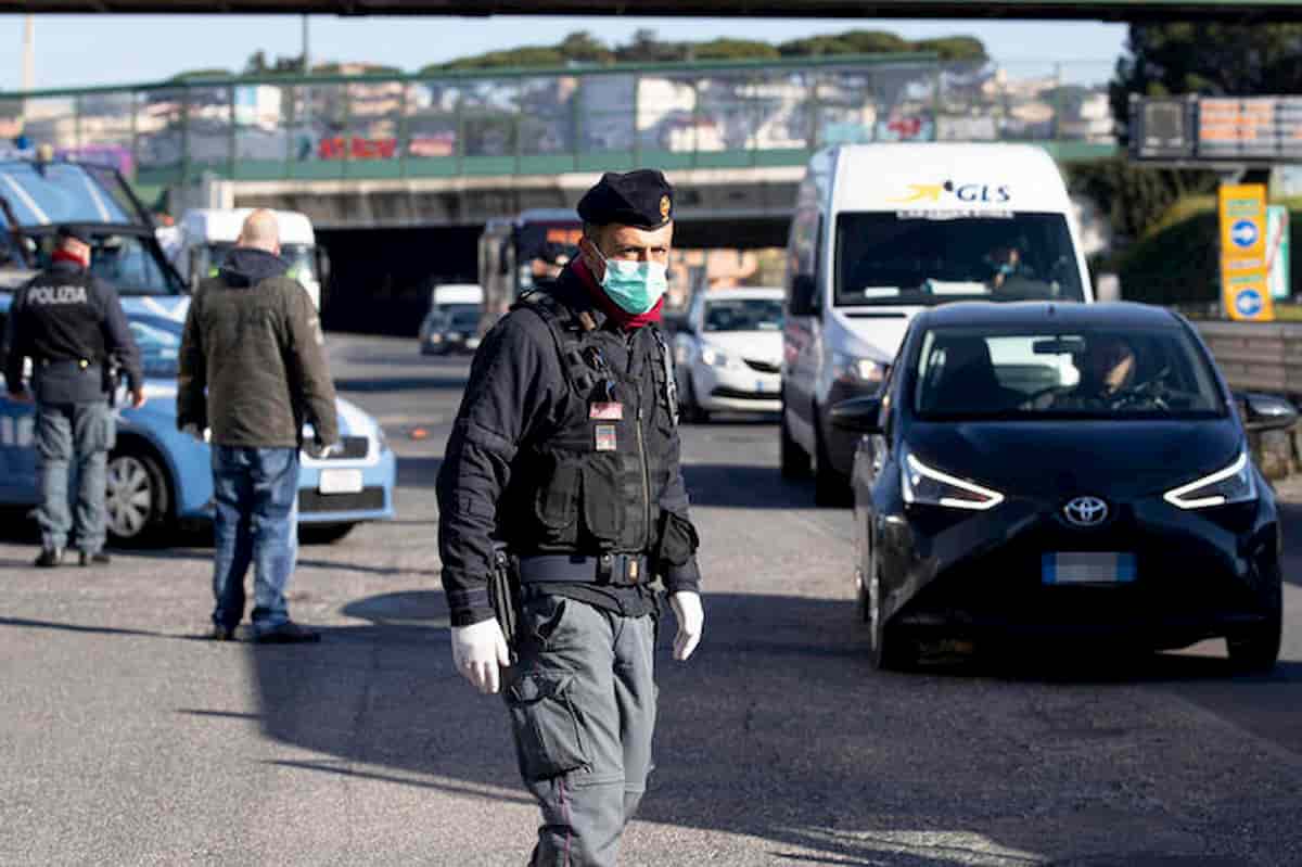 Coronavirus Fano: infermiera positiva al Covid passeggiava con marito e figli