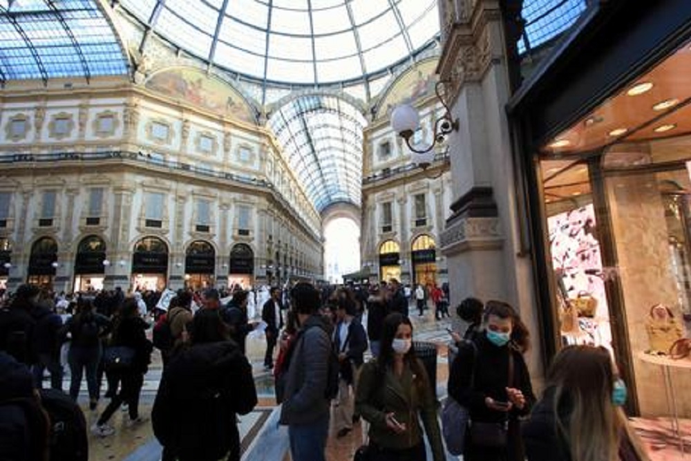 Coronavirus Milano, oggi molta più gente in giro. Solo ieri la nuova circolare...