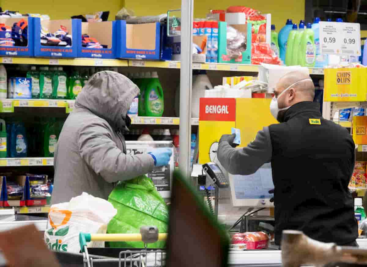 Coronavirus Supermercato Brianza: cliente non si fa misurare la febbre. Ma non poteva essere lì: 500 euro multa e no spesa