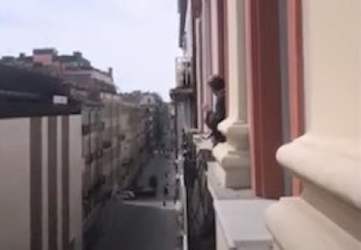 Coronavirus, de Ligt canta Hey Jude in una Torino deserta VIDEO youtube