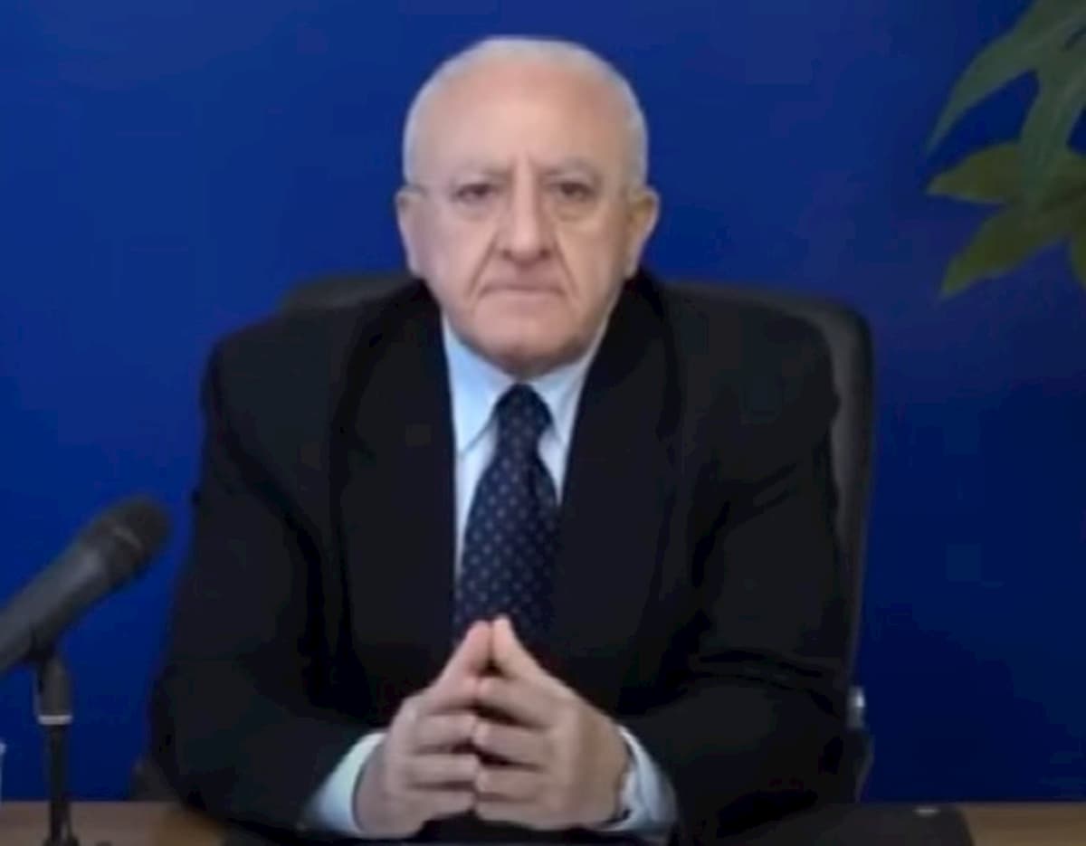 Coronavirus, De Luca: "Mi chiedono di riprendere la movida. Ma vi siete bevuti il cervello?" VIDEO