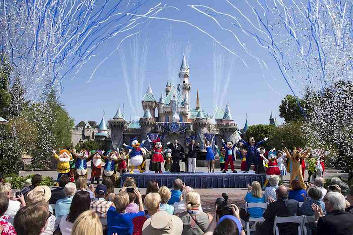 Coronavirus, tornano a casa i 200 italiani bloccati a Disneyworld. Farnesina sblocca volo da Orlando
