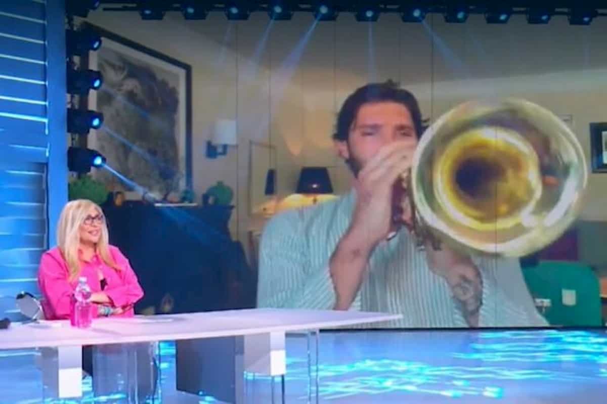 Stefano De Martino a Domenica In prende in giro Mara Venier con lo scherzo della tromba in playback