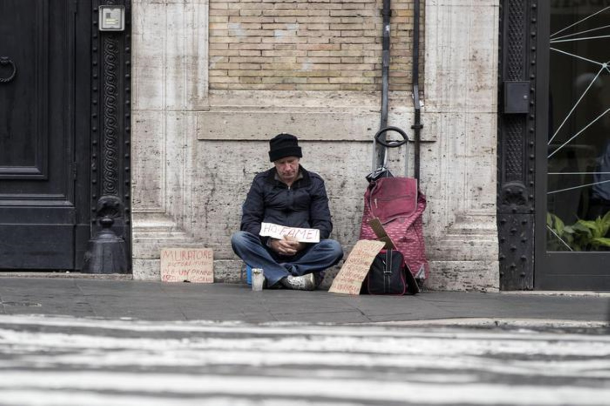Sassuolo multa a chi dà elemosina: la decisione della giunta leghista