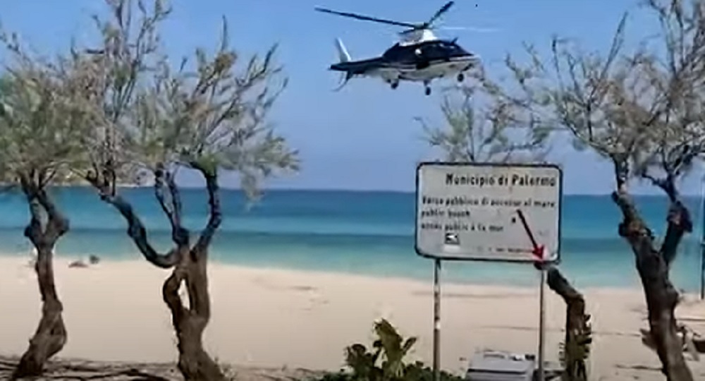 Coronavirus Palermo, elicottero dei carabinieri allontana un uomo in spiaggia VIDEO