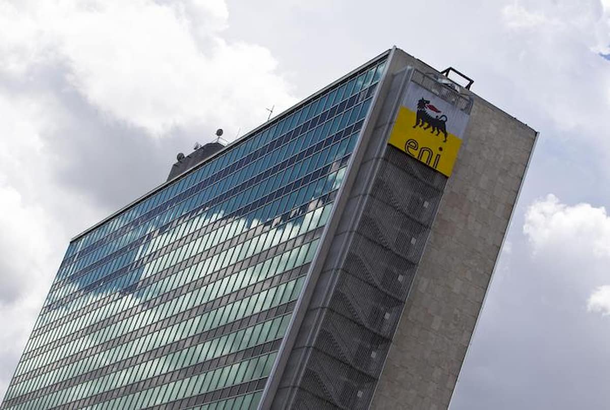 La partita sulle nomine nelle grandi aziende pubbliche spacca il M5S, mentre è in arrivo la lista ufficiale da parte del Tesoro. Il pomo della discordia all'interno dei pentastellati è la riconferma, data per certa, di Claudio Descalzi al timone dell'Eni. Il manager è infatti coinvolto in alcune vicende giudiziarie: è sotto processo a Milano per la presunta tangente in Nigeria ed è sotto indagine per conflitto d'interesse per appalti per 300 milioni di dollari affidati dall'Eni in Congo a società riconducibili a sua moglie. Ad accendere la miccia nel weekend è stato l'ex deputato grillino, ma sempre tra le figure più influenti all'interno del movimento, Alessandro Di Battista