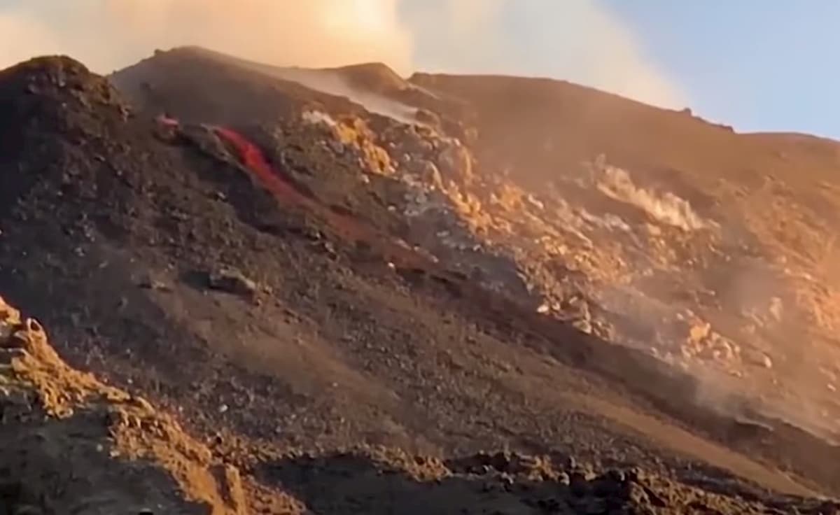 Etna, colata lavica dal nuovo cratere di Sud-Est. Il video