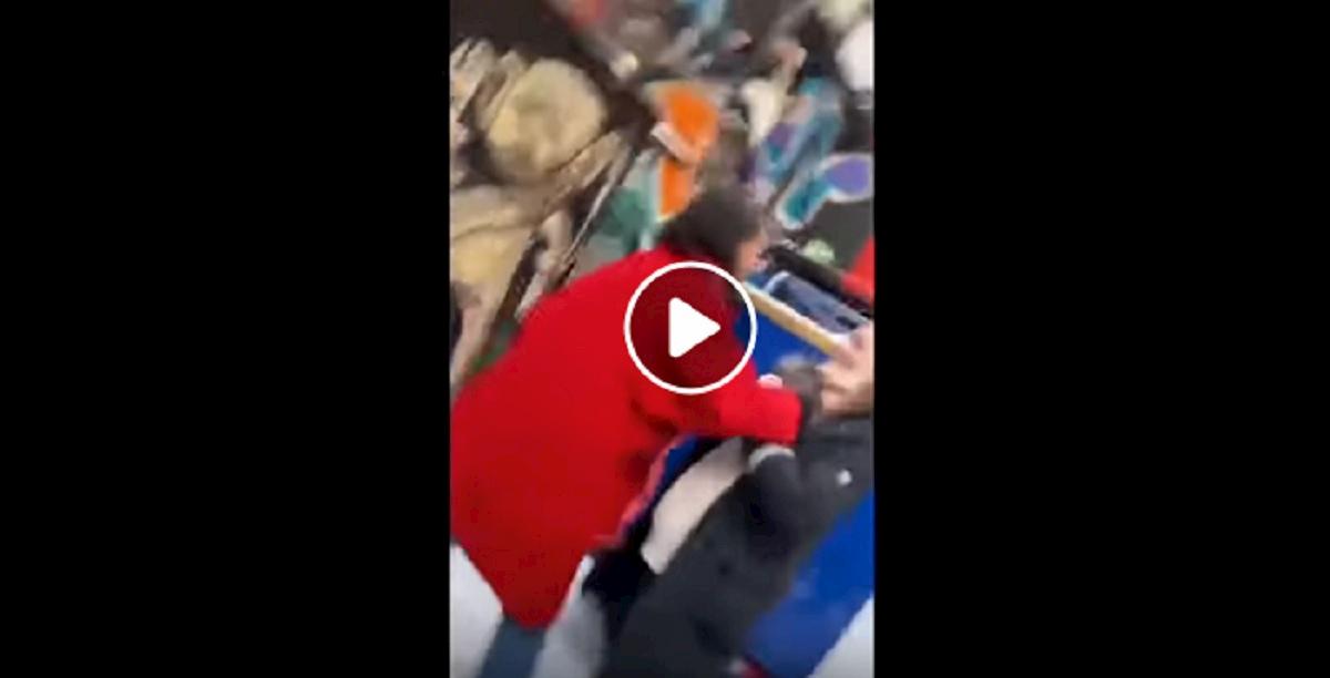 Ezra Miller prende per il collo una fan