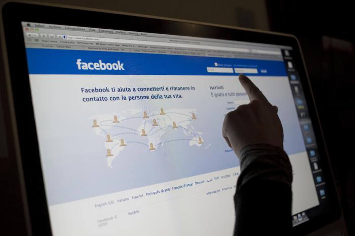 Coronavirus Facebook lancia lotta alle fake news: notifica per chi condivide