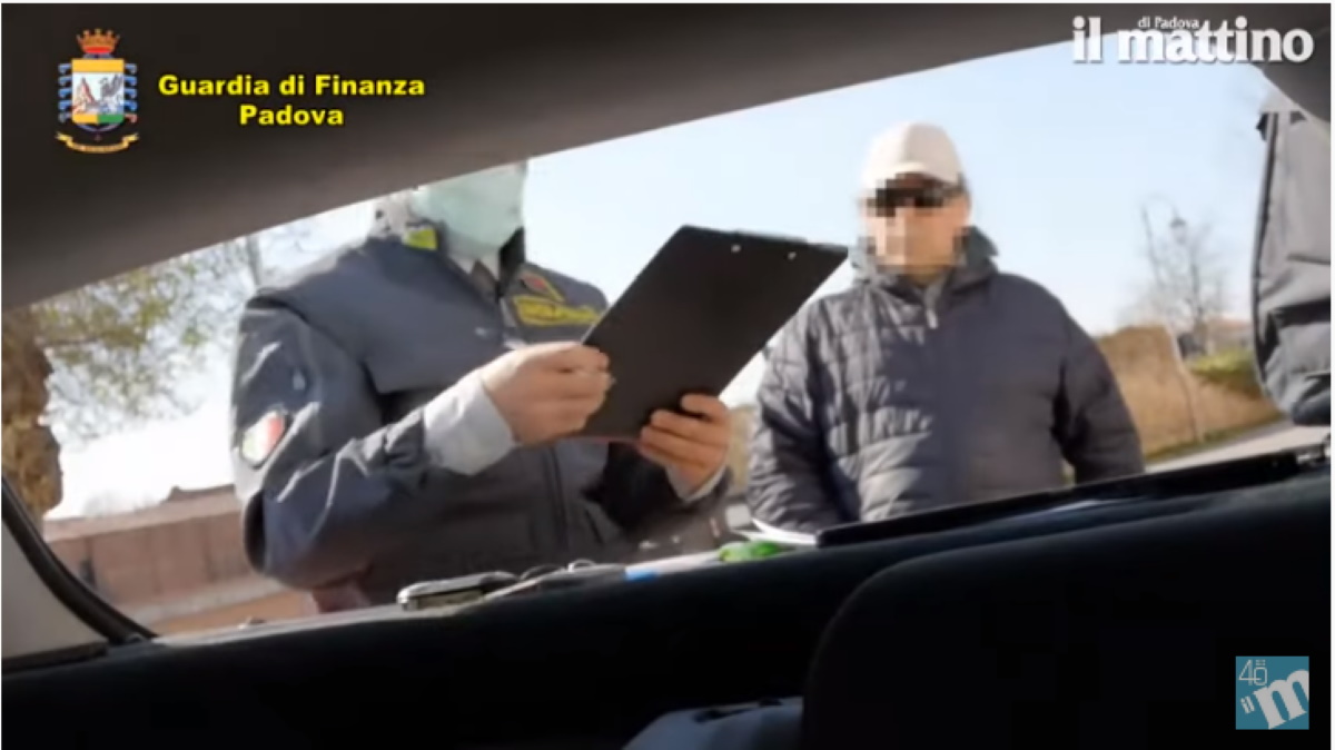 Falso cieco scoperto per controllo anti-coronavirus: girava col cane